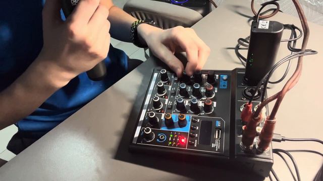 Микшер и два беспроводных микрофонах.