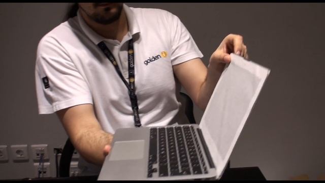 MacBook Air (Mid 2011) Unpacking (11