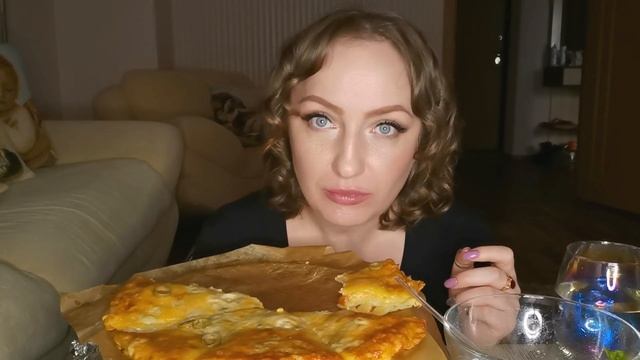 4-х ЭТАЖНАЯ ПИЦЦА 4 СЫРА / ПИЦЦА ПИРОГ / 1 КГ ПИЦЦЫ / МУКБАНГ смотреть онлайн