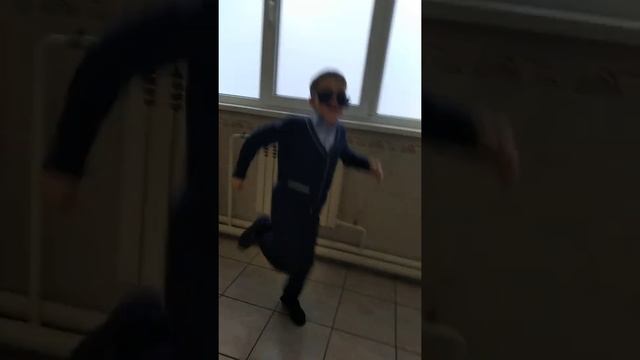 Мой друг танцует в школьном туалете смотреть онлайн