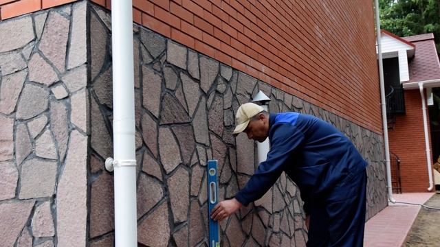 Природный камень для цоколя . Приёмка работ в подробностях . смотреть онлайн