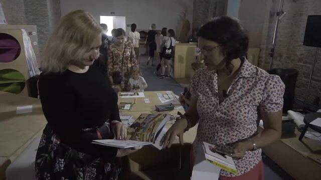Анна Усатенко расказывает про книгу "Профессии" на книжном арсенале. ДивоГра смотреть онлайн