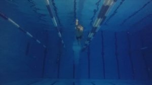 50 метров под водой. Плавание в бассейне