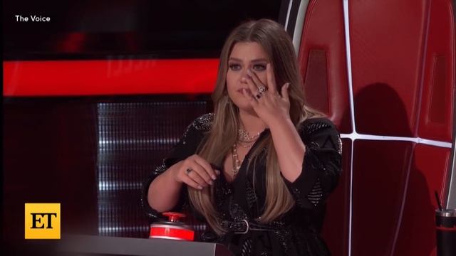 The Voice: Kelly Clarkson CRIES and Ariana Grande 'Choked Up' Over Emotional Performance смотреть онлайн