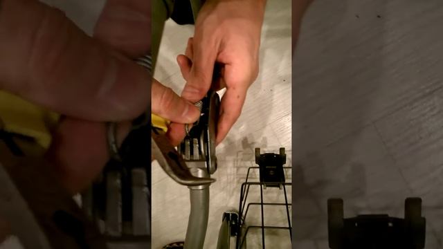 Устанавливаем пружину на шасси коляски INGLESINA (ERGOBIKE, COMFORT) смотреть онлайн