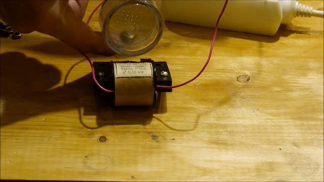 Магнитное поле катушки и магнит. The magnetic field of the coil and the magnet . смотреть онлайн