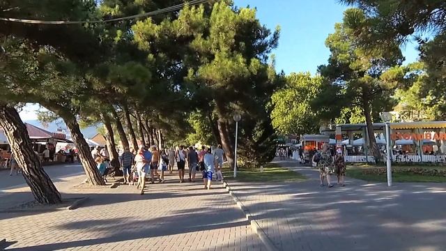 Город курорт Геленджик. Вечерняя прогулка по набережной. смотреть онлайн
