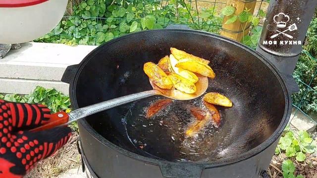 Свиные ребрышки с картошкой в казане на костре смотреть онлайн