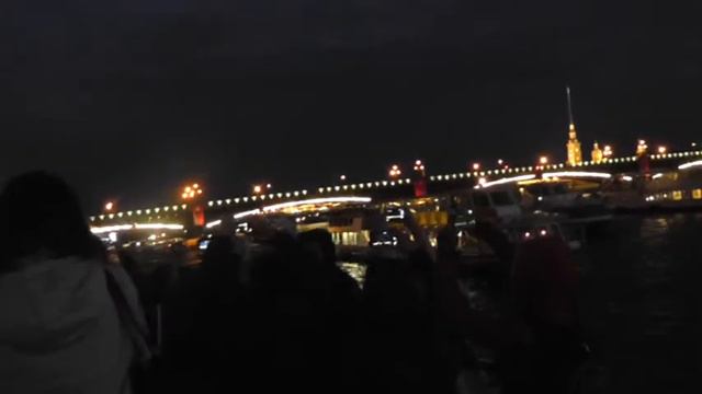 Развод мостов в Питере все туристы снимают на мобилы! смотреть онлайн