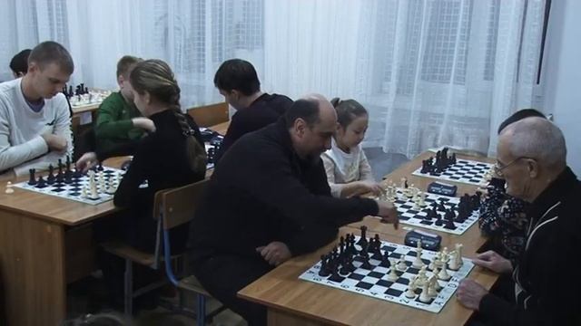 В Армавире участниками турнира по шахматам стали более 30 семейных команд смотреть онлайн