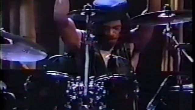 Robert Shipley on drums with Chaka Khan and others смотреть онлайн