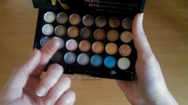 DIOR PALETTE FARDS APAUPIERES 28 COLOUR EYESHADOW смотреть онлайн