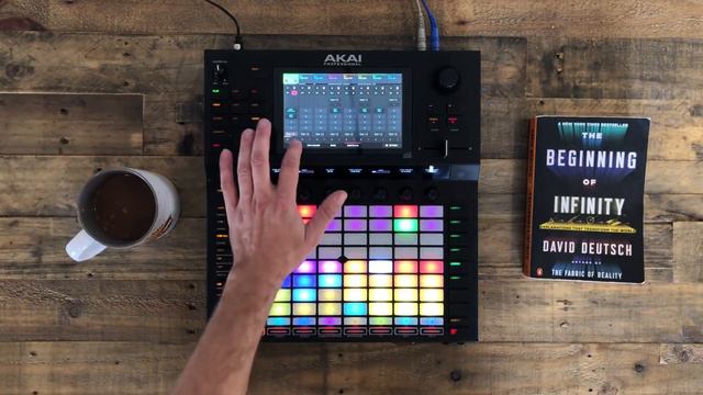 Nick Trikakis играет мелодичное техно на Akai Force смотреть онлайн