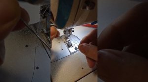 Установка иглы в промышленной прямострочной швейной машине.