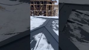 Стыковка и подрезка фигурного конька на хребтах и карнизе вальмовой крыши | proffkrov.ru