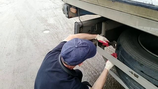БЕЛЬЦЫ.СЕРЫЙ DAF95XF переобувается.Дальнобой и шиномонтаж. смотреть онлайн