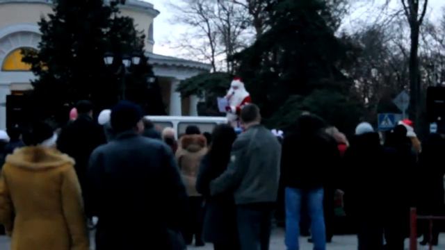 Дед мороз на театральной площади в Евпатории. смотреть онлайн