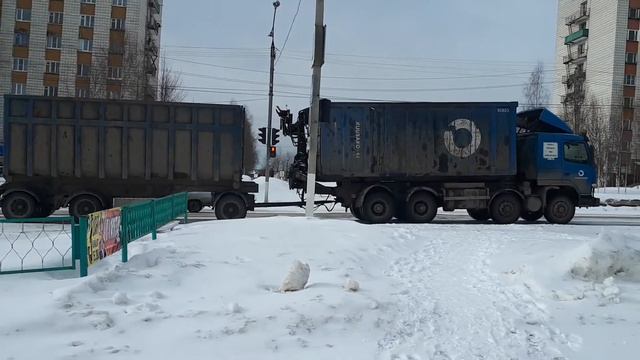г.Ухта на Сенюкова фура не может подняться! смотреть онлайн
