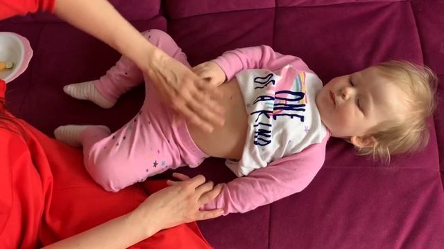 Массаж живота при коликах #безколиков смотреть онлайн