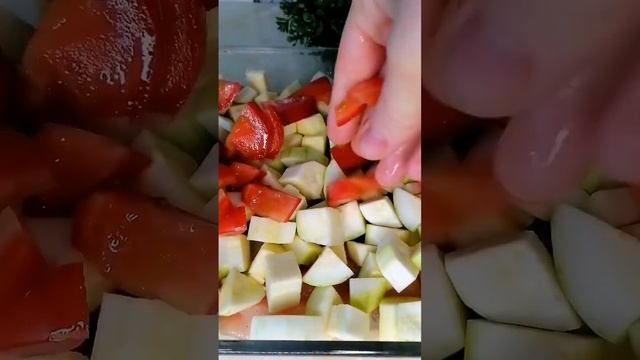 УЖИН ДЛЯ ТЕХ КТО СЛЕДИТ ЗА ФИРУРОЙ. #быстро #запеканка#курица #сыр#сливки#чеснок РЕЦЕПТ В ОПИСАНИИ смотреть онлайн