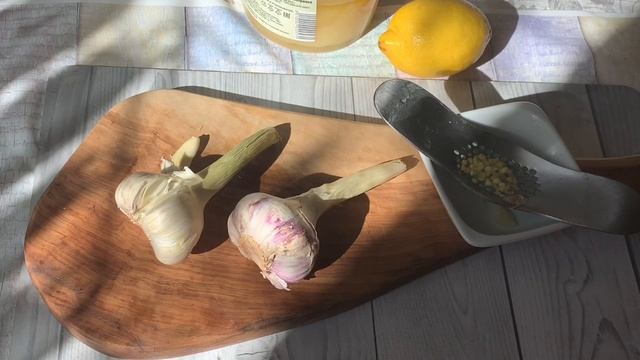 Целебный напиток из мёда чеснока и лимона, творит чудеса с вашим организмом смотреть онлайн