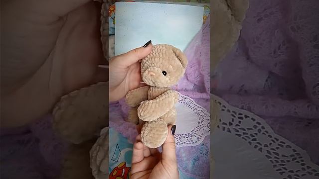 Плюшевая вязаная игрушка Мишка в платье с бантиком смотреть онлайн