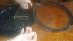 Как почистить в середине настенных часов циферблат