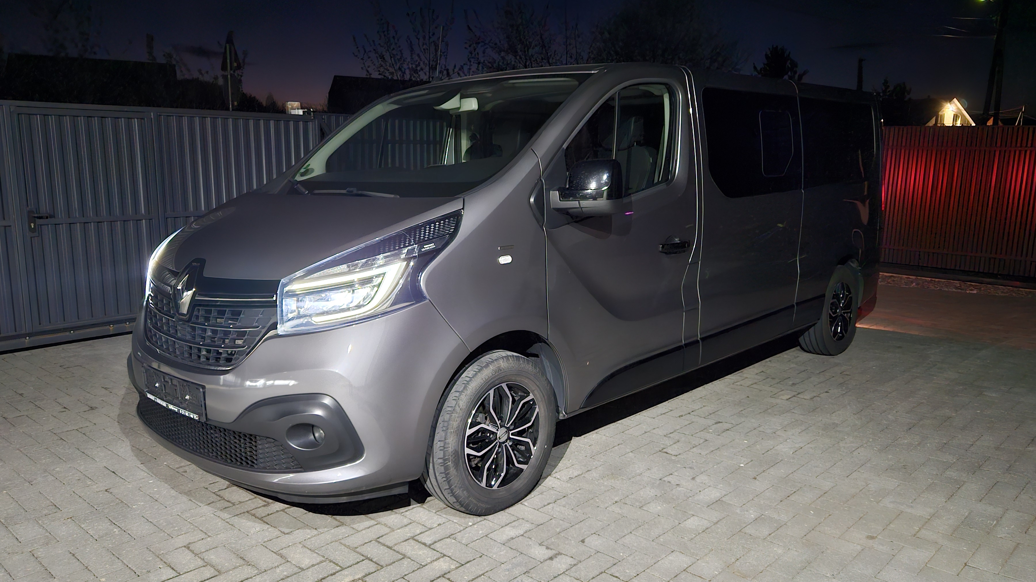 Renault Trafic Ночью! SpaceClass 2019! 2.0 дизель! 6АКПП! 7 мест! Камера, led фары, фаркоп. смотреть онлайн