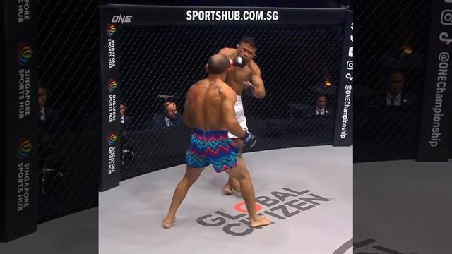 Мощнейший?Хук посылает в нокаут! смотреть онлайн