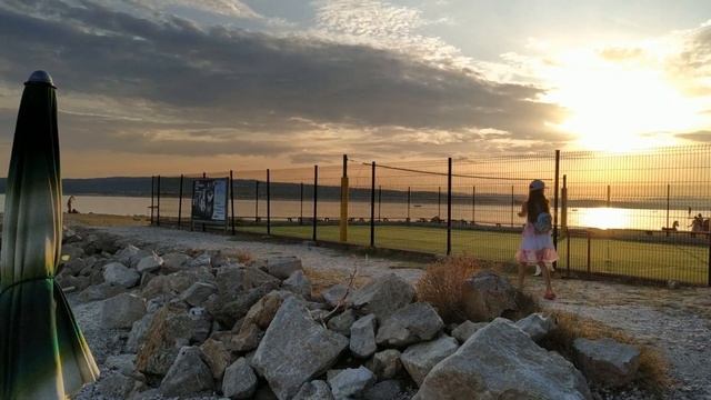 #Crikvenica #Croatia Пляж Лучица,игры с раками. Конец сезона смотреть онлайн