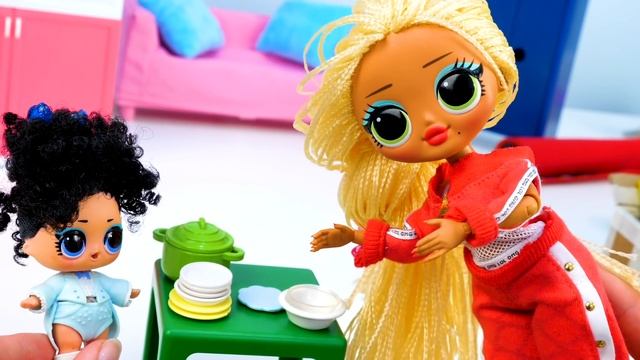 Куклы LOL Surprise помогают маме на кухне — Новая игрушечная мебель для кукол — Видео для детей