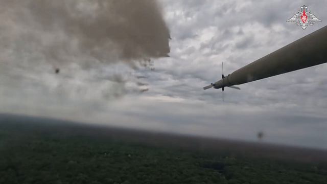 📹 Экипаж Ми-35М поражает опорные пункты и живую силу противника в зоне ответственности группировки смотреть онлайн