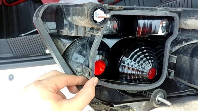 FIAT LİNEA ARKA LAMBA AMPULLERİ DEĞİŞİMİ смотреть онлайн