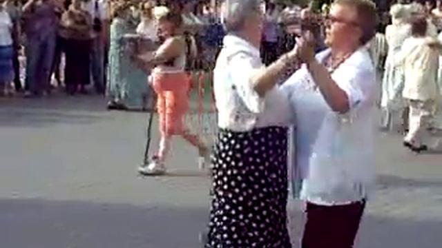 Танцы у Грота в Александровском саду! смотреть онлайн