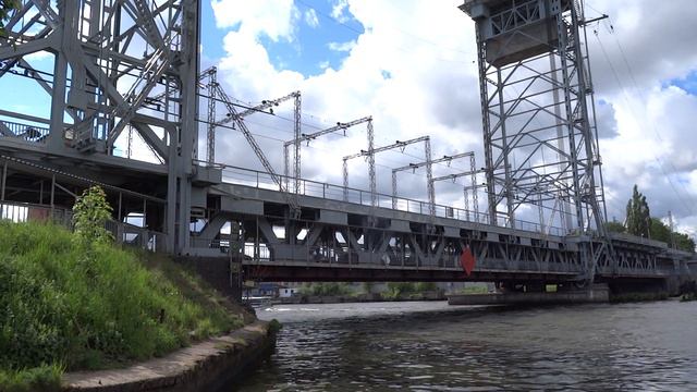 Поезд идёт по двухъярусному мосту в Калининграде смотреть онлайн