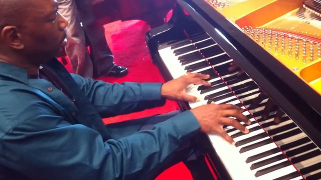 Keyboard Magazine NAMM 2012: Glen Stewart @ Estonia pianos covering the Star Trek theme song смотреть онлайн