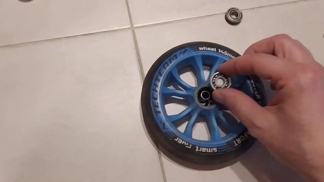 Как быстро и просто заменить подшипник в колёсах самоката.