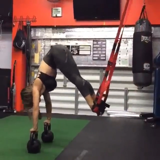 Девушка занимается смотреть онлайн