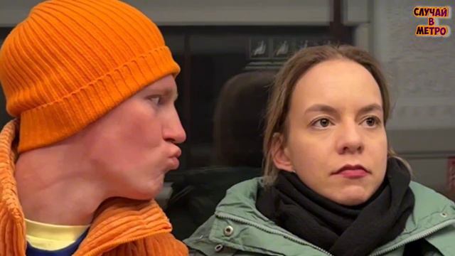 Поцелуй в метро / Миша Жук целует незнакомых / Пранк в метро смотреть онлайн