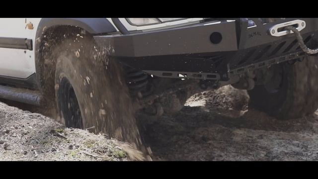 White Nissan Patrol Y61 смотреть онлайн