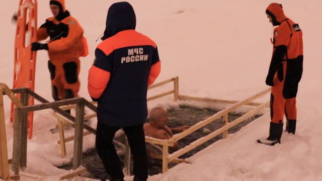 Купание в проруби водоёма в Крещенский сочельник (в ночь с 18 на 19 января 2024) 2H1A1441 смотреть онлайн