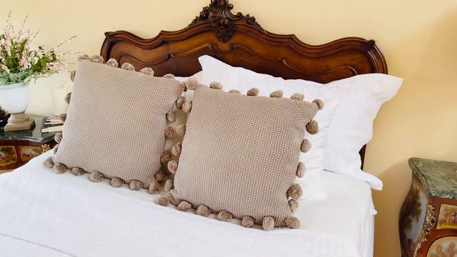 21 Inch Brown Moss Stitch Knit Pillow w/ Pompom Trim смотреть онлайн