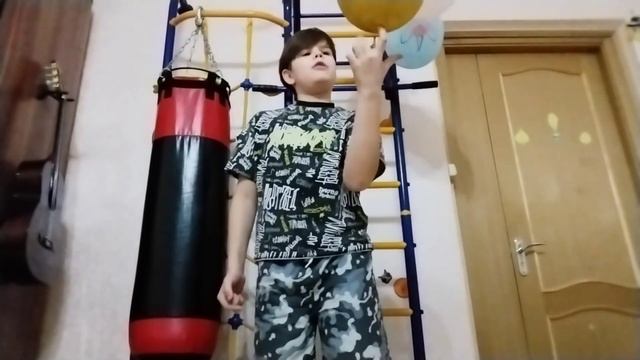 Как крутить мяч на пальце смотреть онлайн