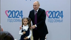 Девочка подарила Владимиру Путину _талисман победы_