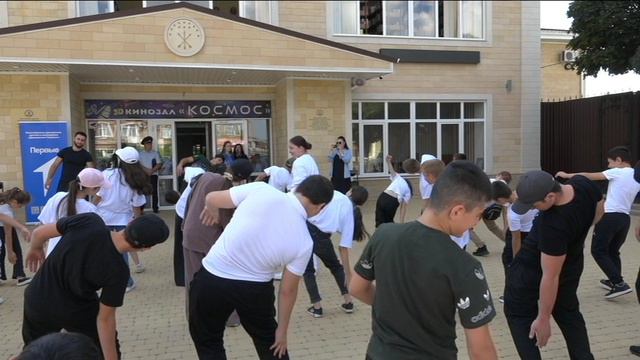Акция зарядка со стражем правопорядка,посвященная Дню физкультурника прошла на площади РМЦНК смотреть онлайн