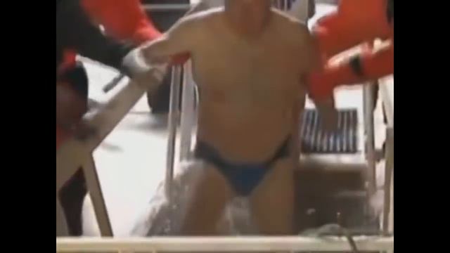 Жириновский на Крещение окунулся в прорубь смотреть онлайн