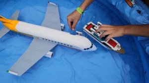 Играем в LEGO city Пассажирский самолет терпит крушение и садится на воду. Яхта для дайвинга