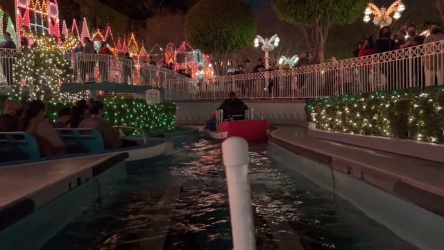 Entering boat from exit “it’s a small world” Holiday смотреть онлайн