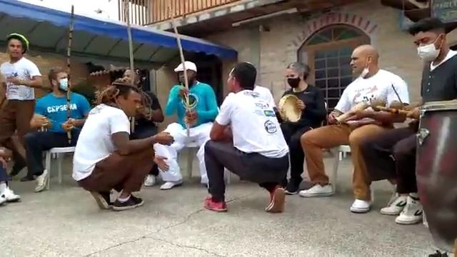 mestre Fiapo e contramestre minhoca! jogo de capoeira Angola! смотреть онлайн