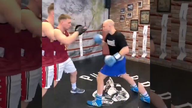 Сергей Горохов(проф.боксер)работа на лапах .Sergey Gorokhov PRO Boxer mitss work смотреть онлайн
